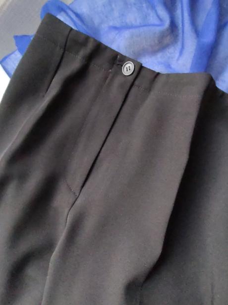 Čierne nohavice s pukmi, 40