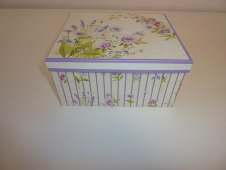 Šálka s podšálkou v krabici,