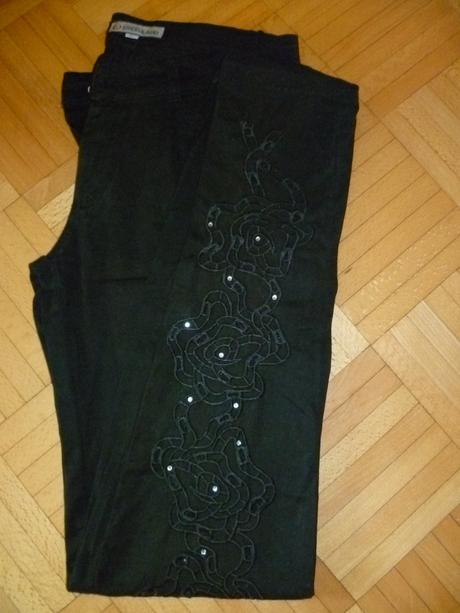 Čierne nohavice s vysívaním, m