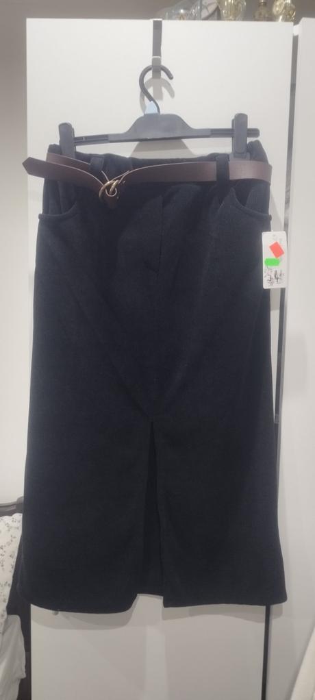 Čierna strečová sukňa, l