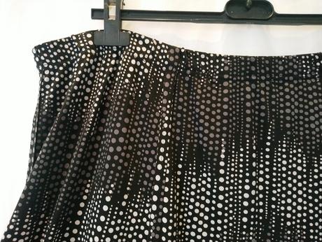 Elastická čierno sivo biela sukňa s bodkami, elvi, xxxl