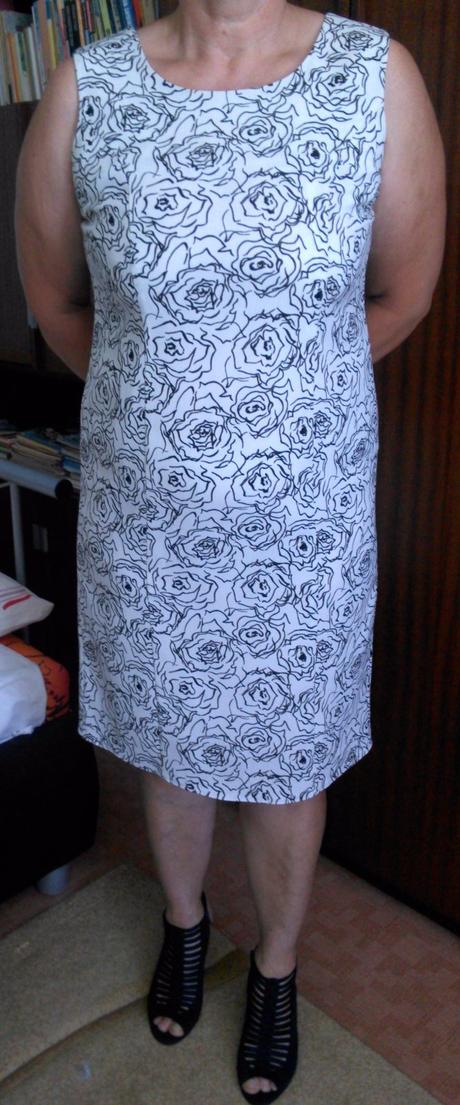 Biele šaty s čiernymi kvetmi, 46