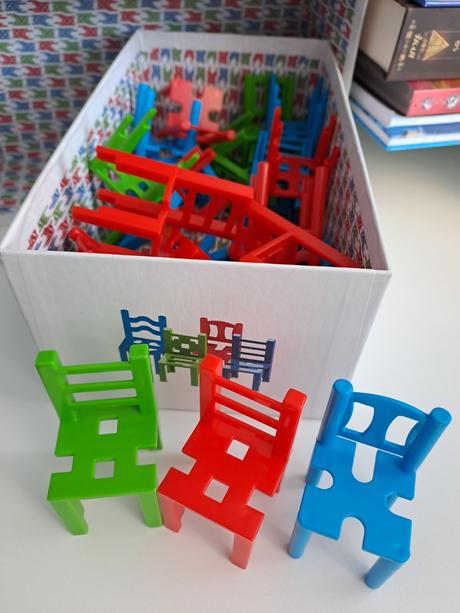 Spoločenská hra _ stoličky, 