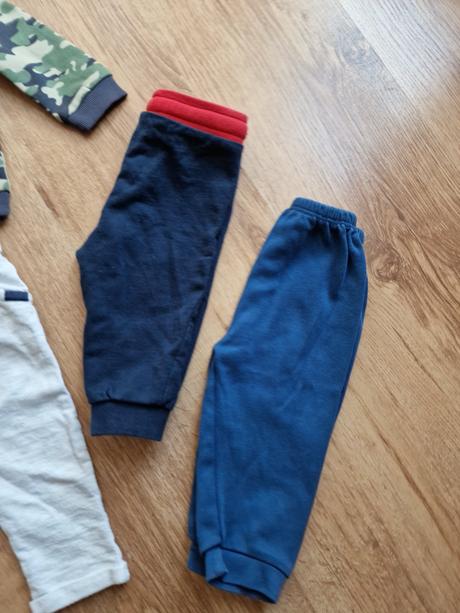 Tepláky a mikinka, 74