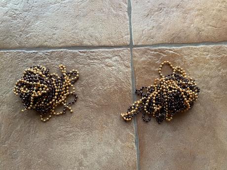 Hnedooranzove reťaze na stromcek,