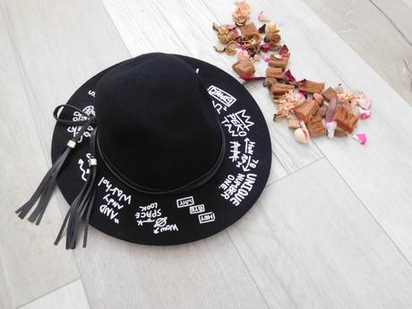 Reserved klobúk cierny s popisom bielej,, reserved