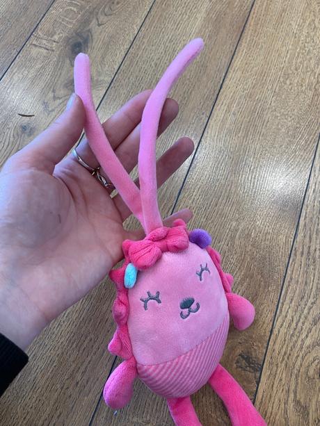 Ružová hrkálka na zavesenie, 