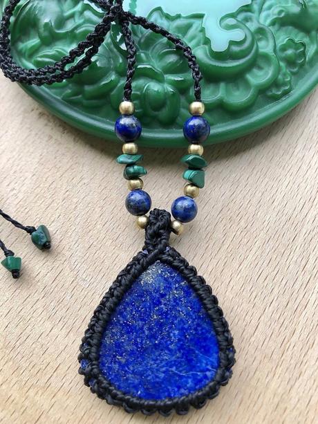 Náhrdelník z minerálov lapis lazuli a malachit,