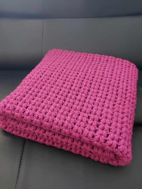 Deka pre novorodencov je tmavo ružová, 