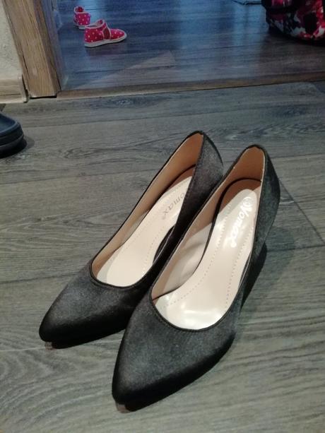 Len raz obuté saténové lodičky, 36