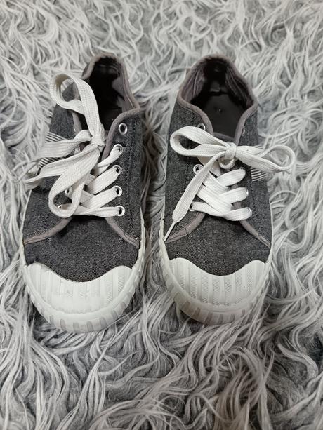 Šedé tenisky, 33
