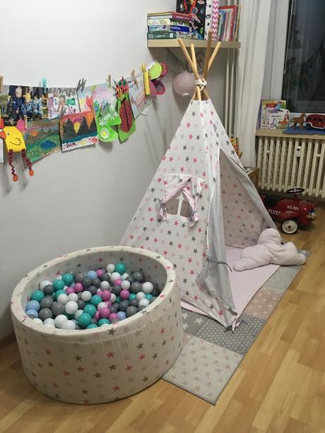 Tee-pee stan, bazen s gulickami a koberec, 