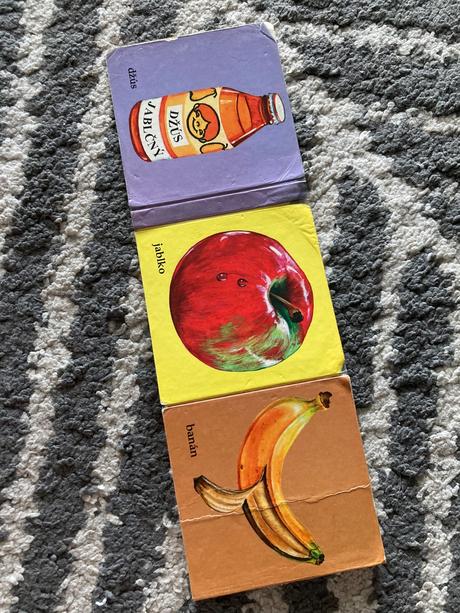 Leporelá pri stole a o psíkovi zo záhradky, 