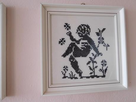 Obrázky vyšívané v bielom ráme čierne výšivky,,