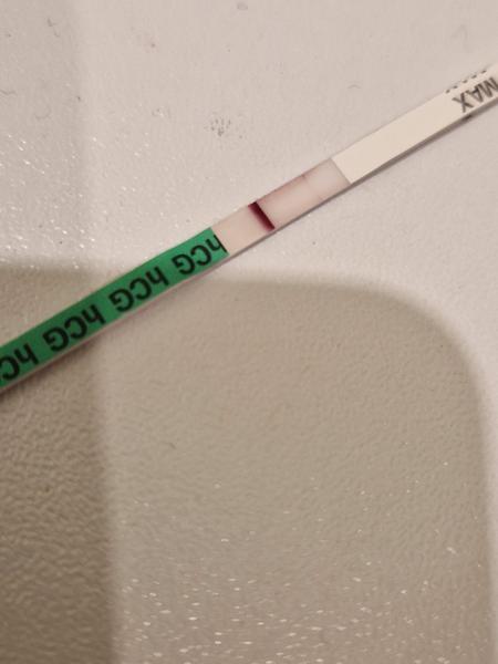 Je tam jedna alebo dve čiarky?