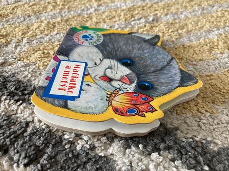 Na dedine, mačiatko a motýľ,