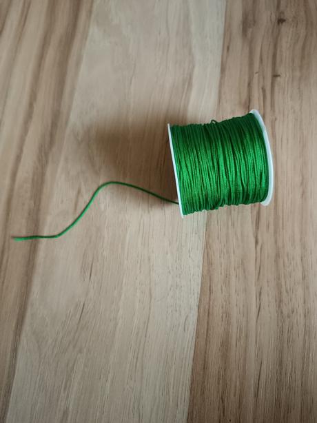Zelený nylon na pletenie náramkov,