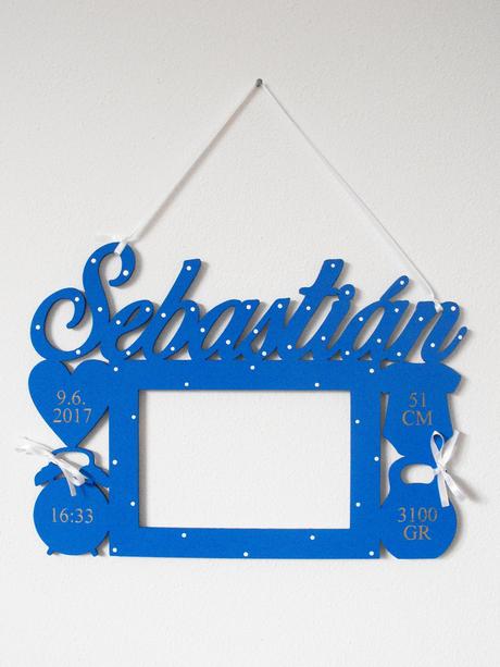 Fotorámik s menom a údajmi,