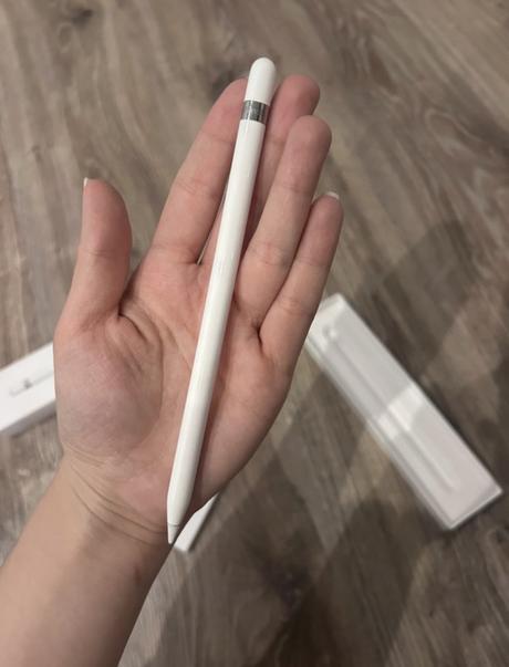 Apple pencil, apple