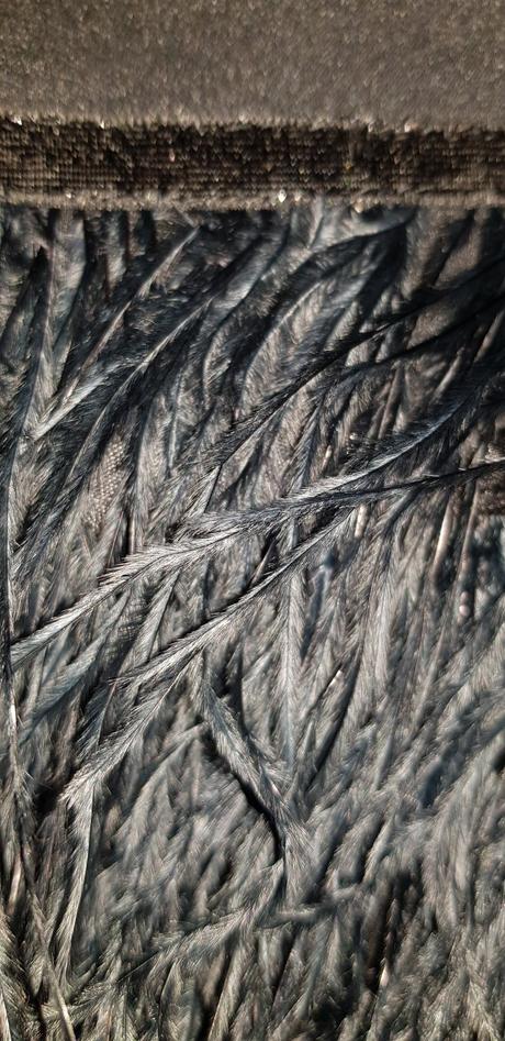 Luxusné šaty s pravým perím, xs