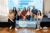 Bol október 2021. Sedela som na gauči, opretá a bez pohnutia, pretože na mne spalo moje trojmesačné drobátko. Vtom na mňa vyskočil inzerát od Kávičkárov. Hľadali redaktorku.
Och, džob snov!
A tak som pri večernom kojení zosmolila e-mail. S malou dušičkou. Lebo veď... A viete čo? Už je to päť rokov, čo som súčasťou tohto skvelého tímu.
Nebolo to vždy ľahké. Materskú som si chcela užiť naplno (a veru, že aj užila), takže spojiť toto predsavzatie s prácou bola niekedy celkom slušná skúška time mana...