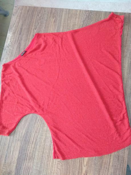 Top cerveny asimetricky, s