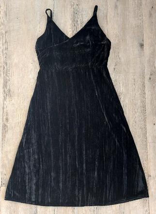 Čierne zamatové šaty na ramienka, xl