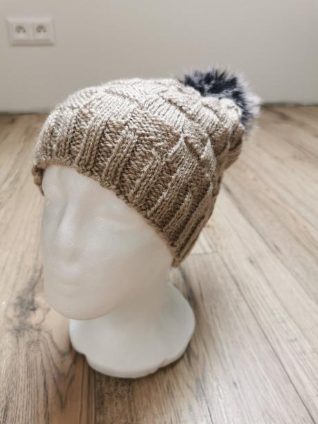 Dámska čiapka a brmbolcom, l / m / s / xl / xs