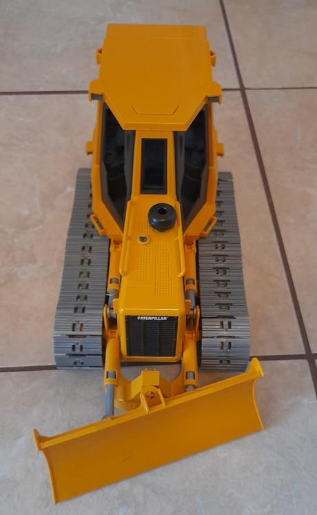 Pásový buldozer bruder,