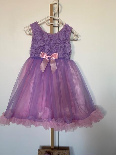 Nádherné riasené šaty, 104