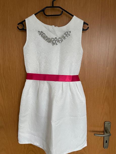 Biele jednoduche mini saty, s