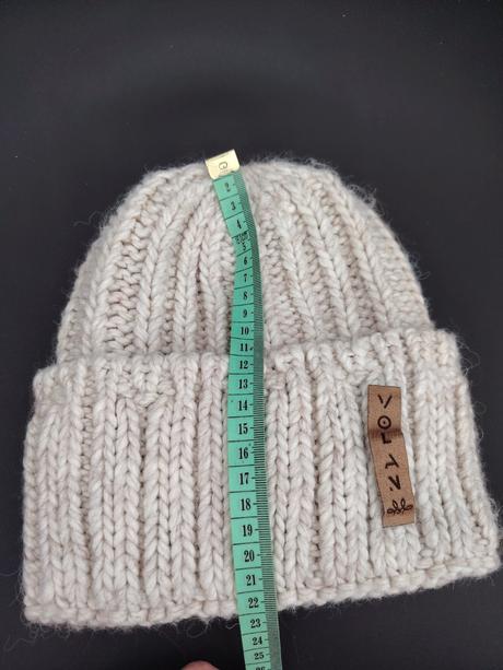 Béžová vlnená čiapka, 