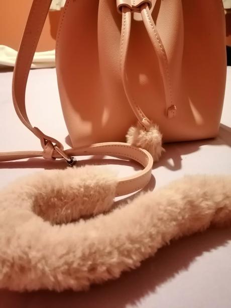 Ruzova kabelka, reserved