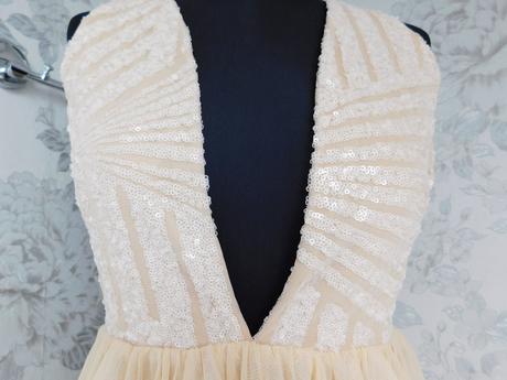 Velmi pekne šaty na slavnost, 38