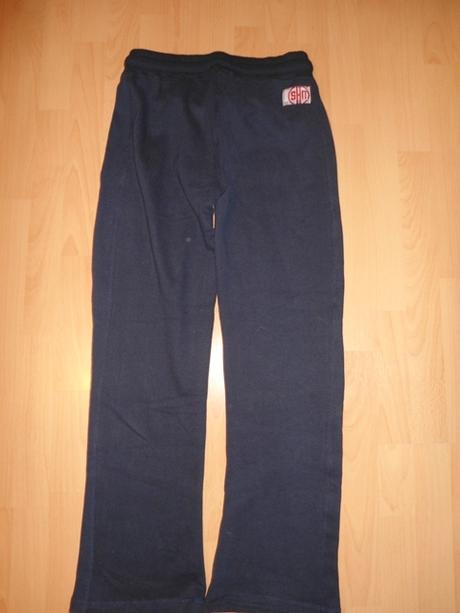 Tmavomodre teplaky, s.a.m.,s