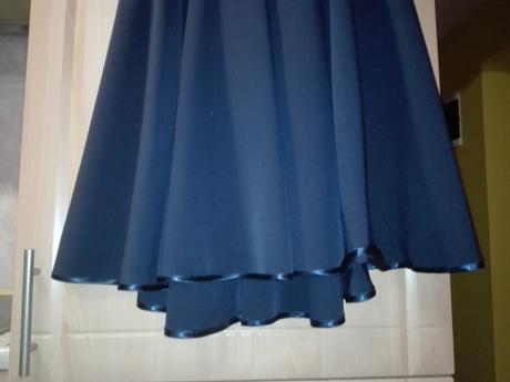 Šaty s predlženou sukňou vzadu, 40