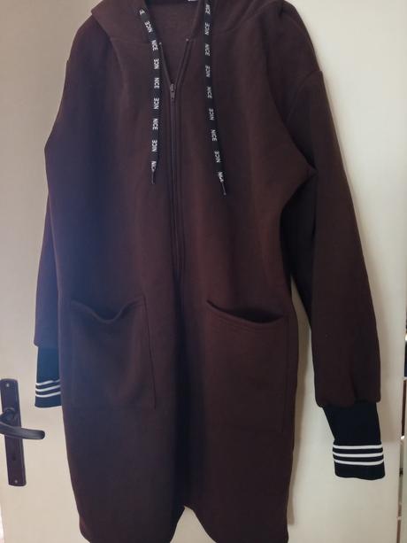 Dlhá hnedá mikina, 46