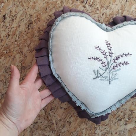 Dekoračný vankúšik v tvare srdca,