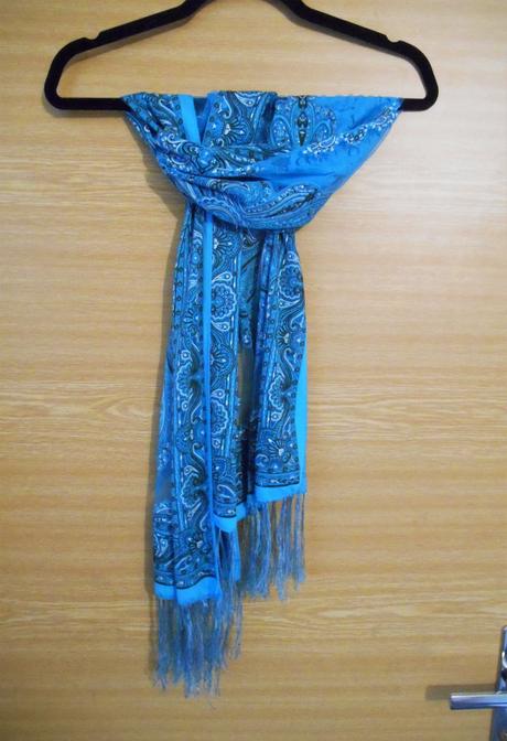 Tenučký šál so strapcami,