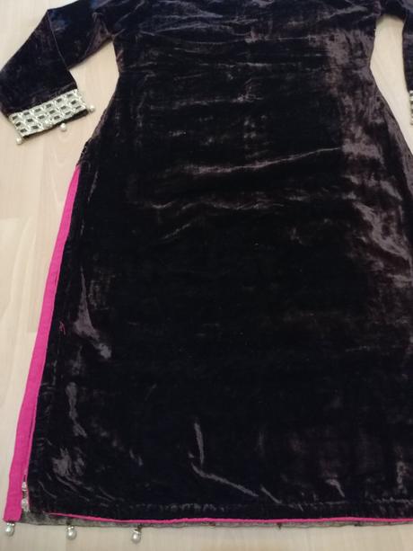 Nádherné vyšívané šaty, m