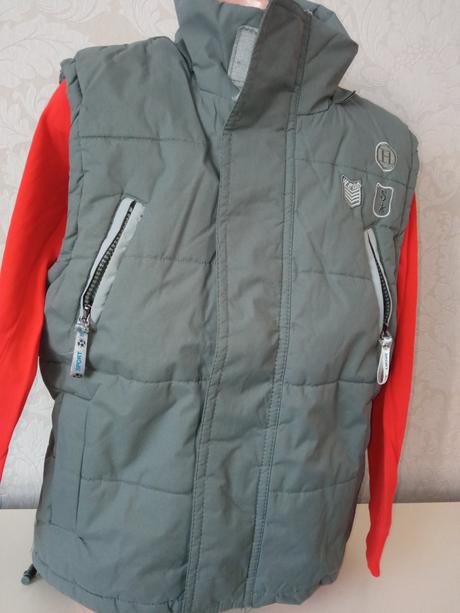 Chlapčenská tmavosivá šušťáková vesta hrubá (116), 116