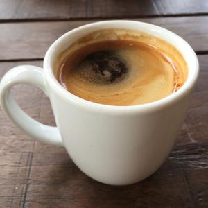 Je vhodné piť kávu hneď po zobudení?