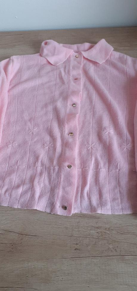 Ružový sveter, 128