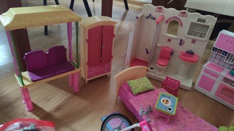 Barbie nábytok + bábiky barbie, 