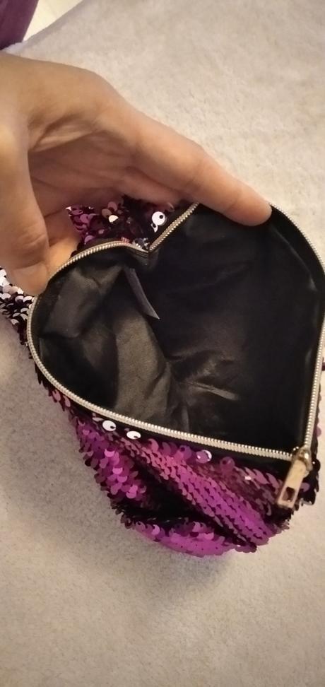 Kabelka s premienacimi flitrami,