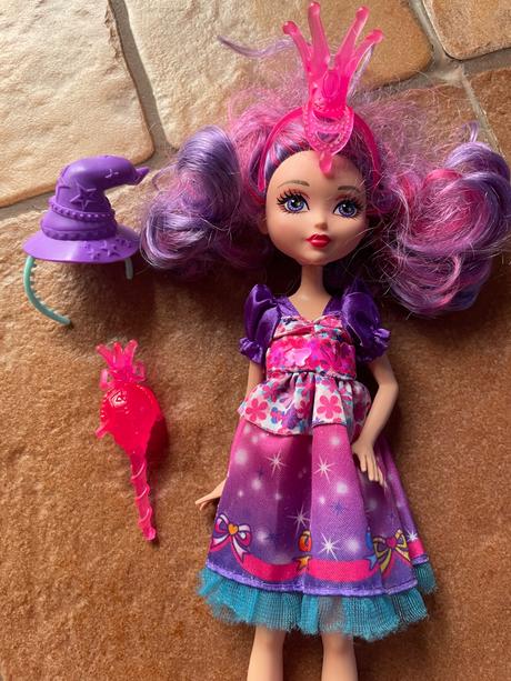 Babika fialovo ružové vlasy,