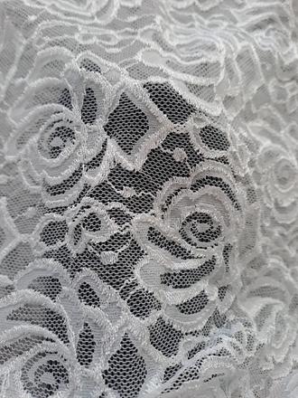 Krásna čipkovaná látka na svadobné šaty, 