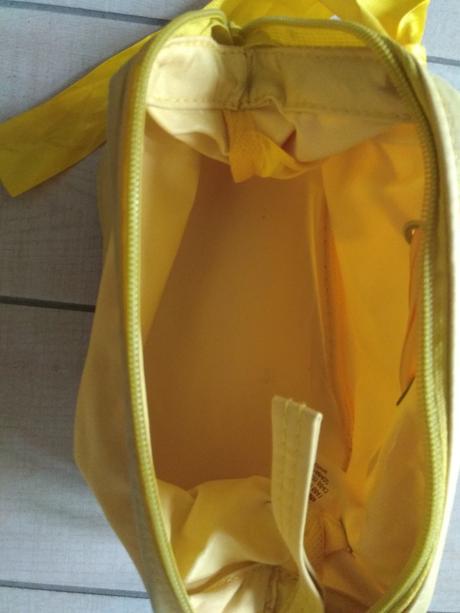 Žltá kozmetická taštička,