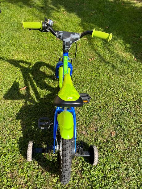 Detsky bicykel s pomocnymi kolesami, 14