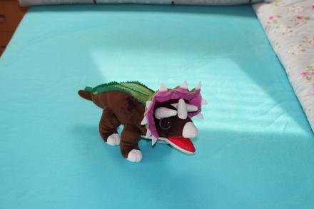 Plyšový dinosaurus triceratops, 